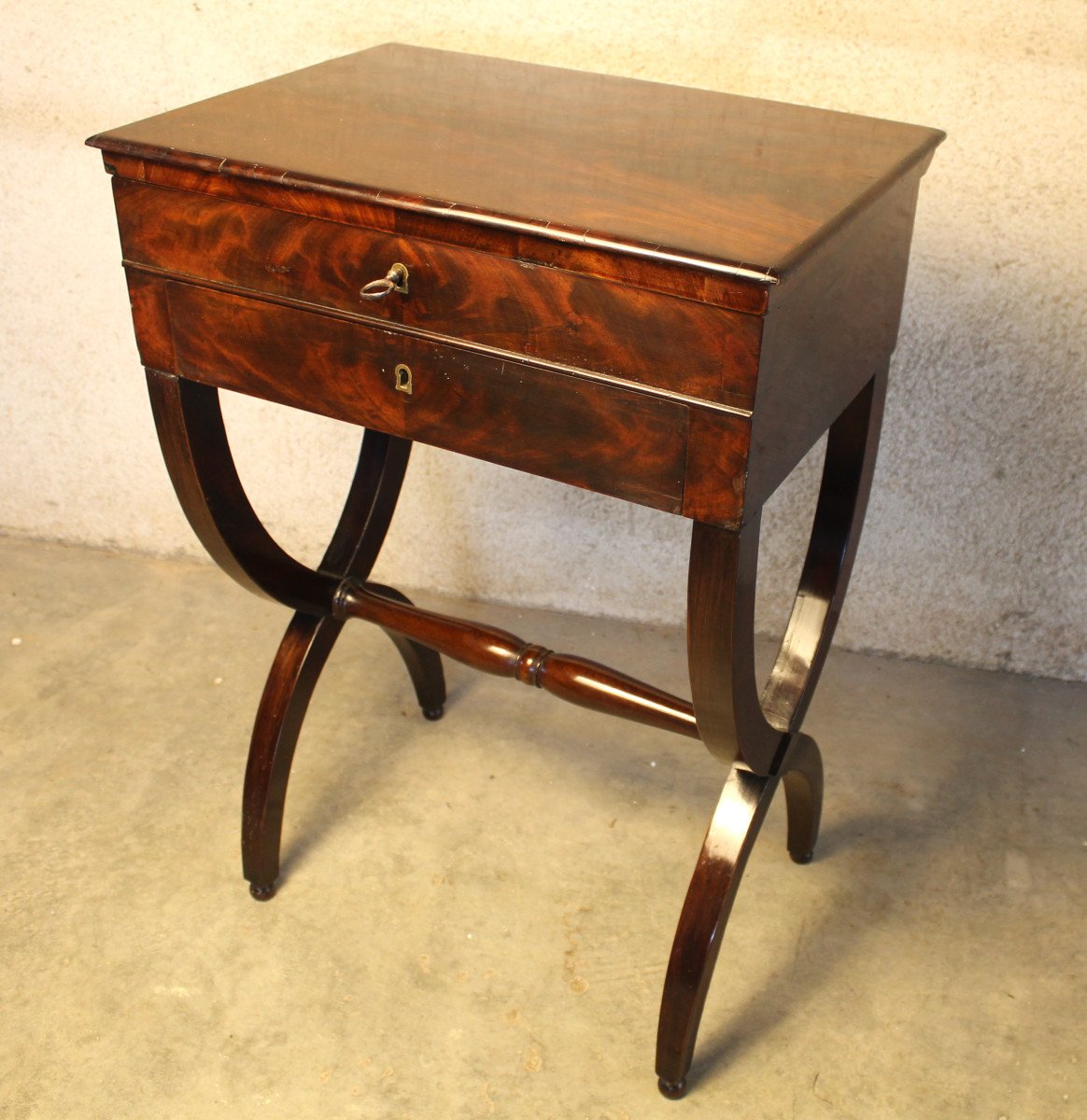 Travailleuse, table à ouvrages, petite table d'appoint en acajou style Empire époque 19ème