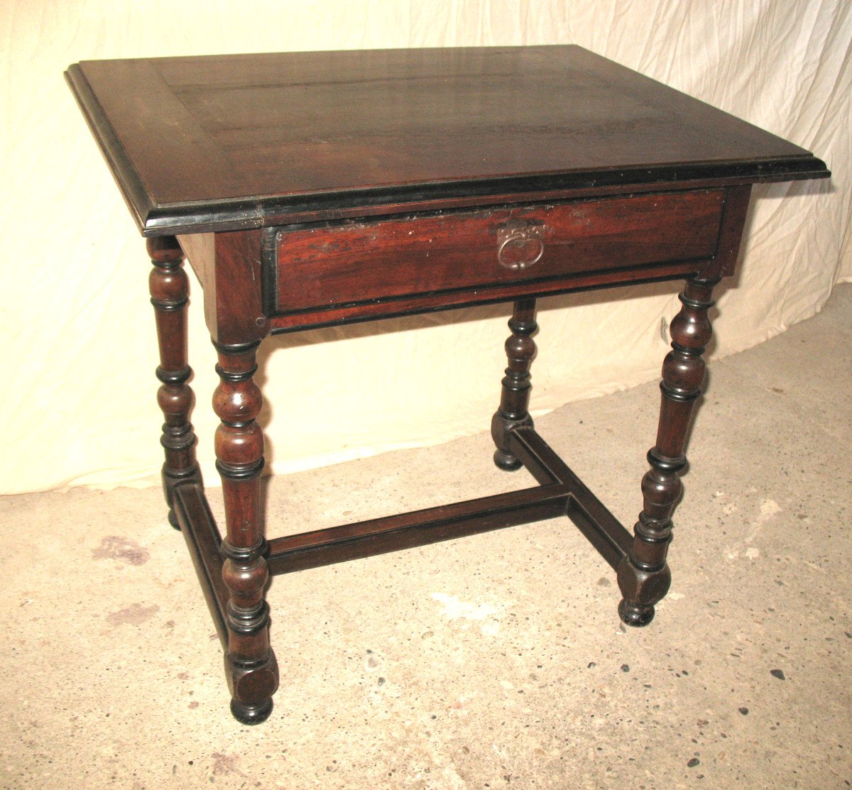 Table à écrire bureau époque Louis XIV en noyer Origine Périgord 17ème