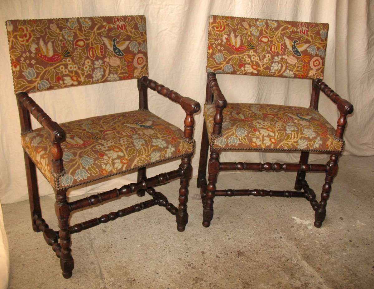 Paire de fauteuils à bras époque Louis XIII en noyer à tapisserie florale et oiseaux époque 17ème