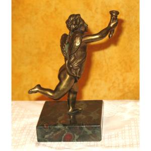 Sculpture en bronze angelot portant un flambeau