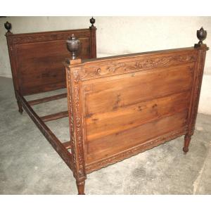 Carved Oak Alcove Bed From The Late 18th Century, Complete With Rails And Casters