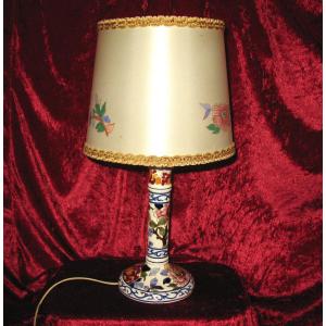 Lampe en forme de bougeoir en faïence de Gien décor pivoines avec son abat jour d'origine