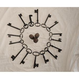 Collection Of 16 Wrought Iron Keys From The Haute Epoque To The 18th Century