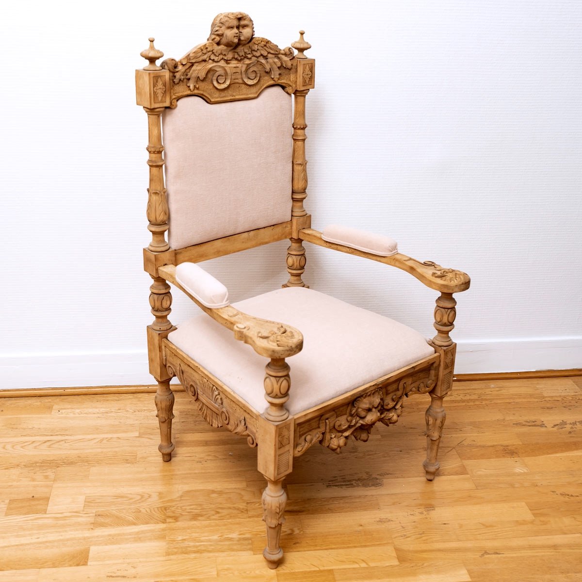 Solid Walnut Armchairs - Putti Decorations - Neo-renaissance Style - Period: 19th Century