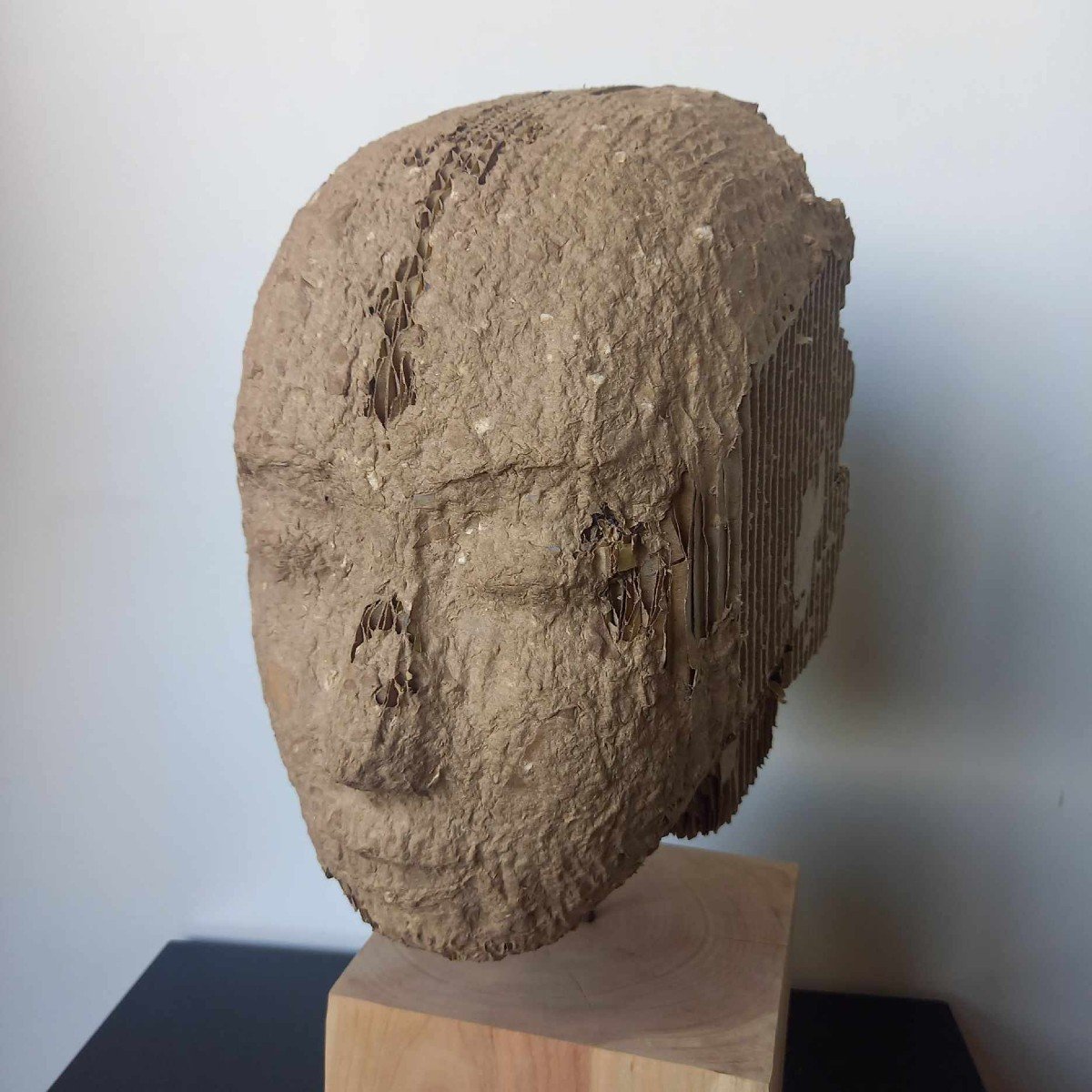 Marie Thivrier (née En 1961) "visage" Sculpture Carton Et Pâte De Carton Sur Socle Bois-photo-1