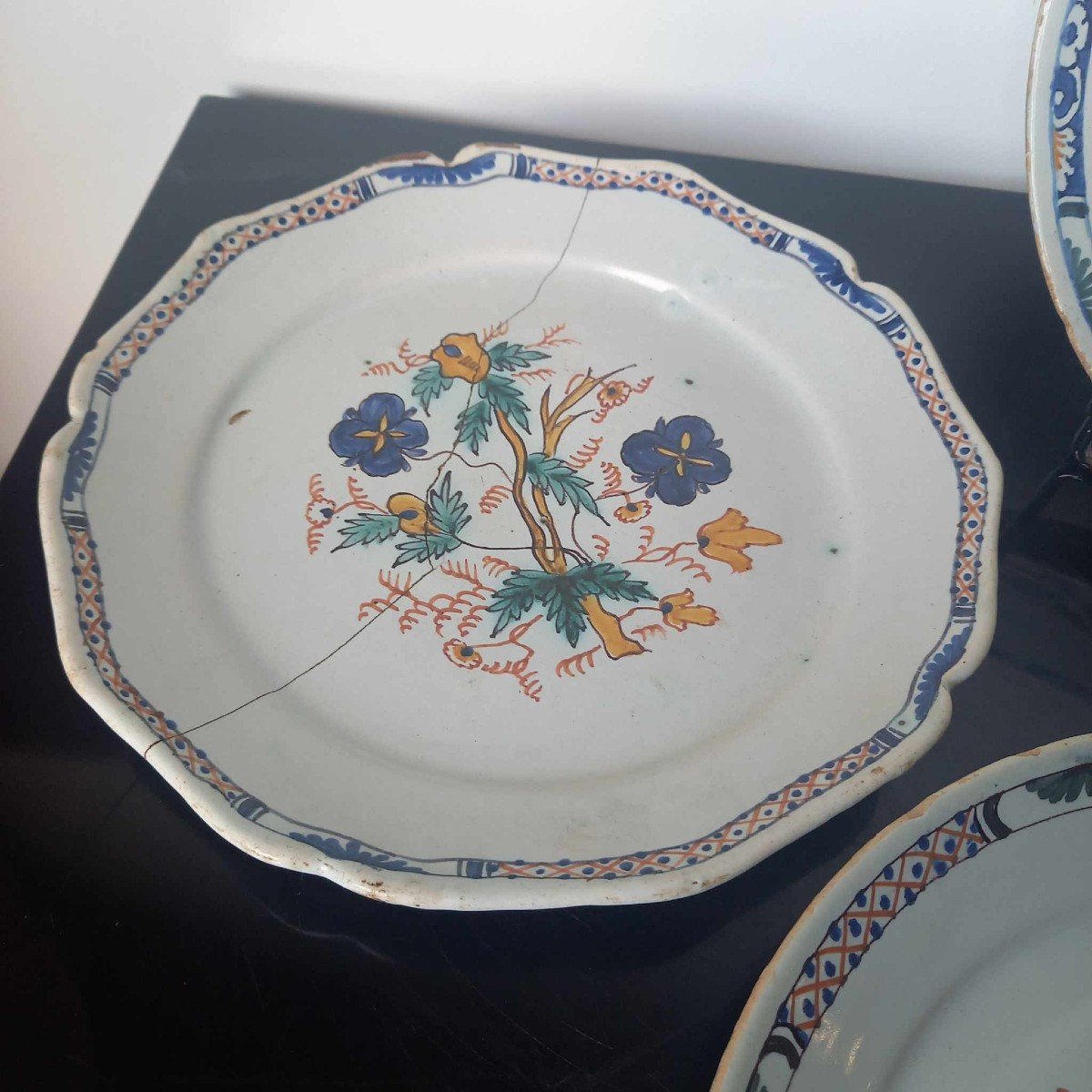 Attributed To Moulins 18th Century Earthenware Plate With Plant Decoration-photo-1