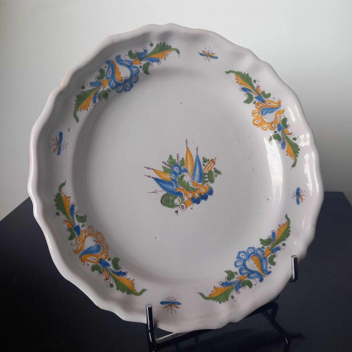 Moustiers Second Half 18th Century Earthenware Plate Polychrome Decor Called "aux Drapeaux"