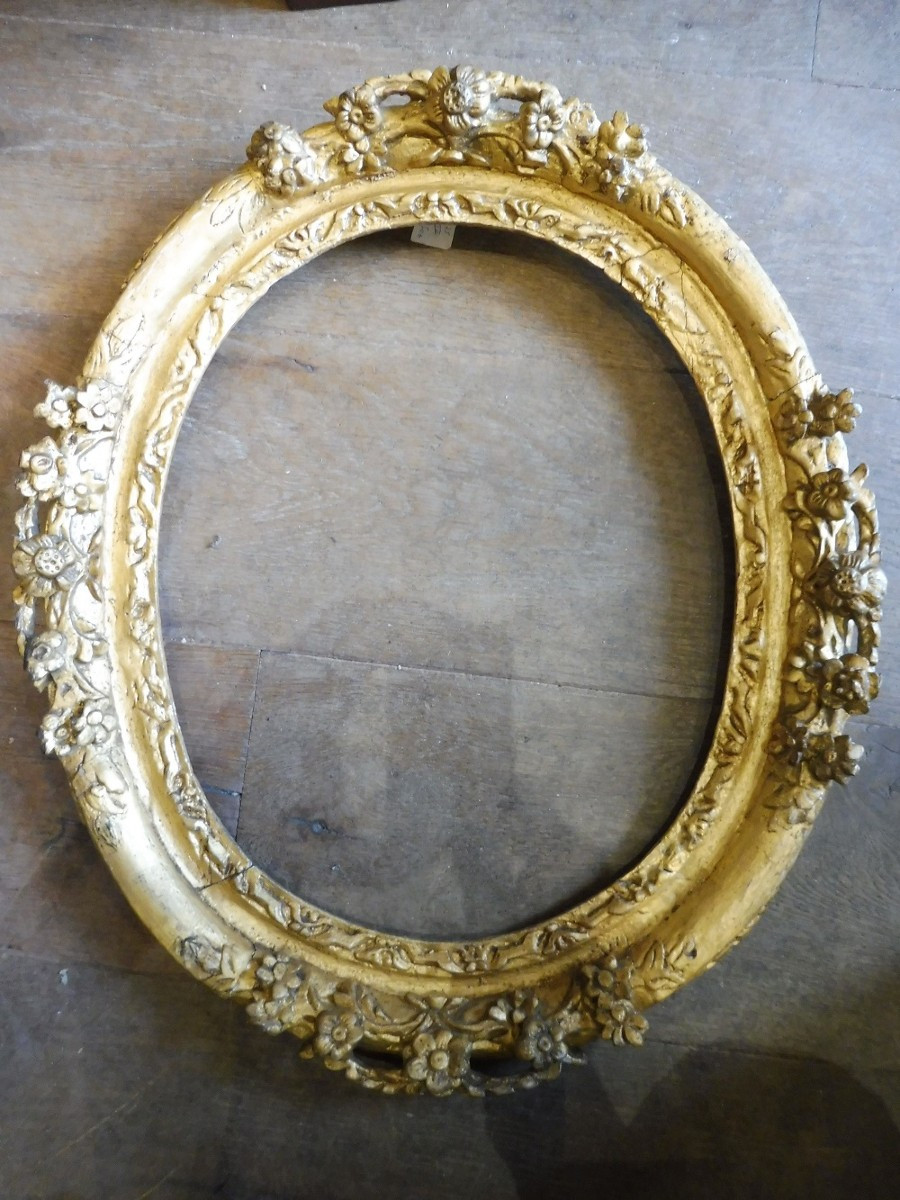 Oval Frame In Carved And Gilded Wood, 17th Century