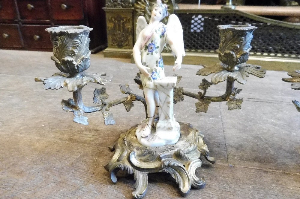 Paire  De Bougeoirs  à Main En Bronze Ciselé  Avec Sujet  En Porcelaine  Style  Louis XV-photo-3