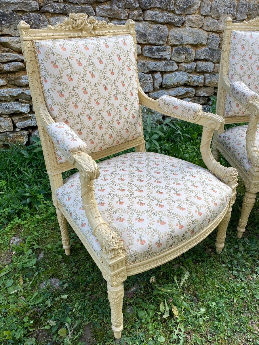 Paire De Fauteuils Louis XVI En Bois Peint 