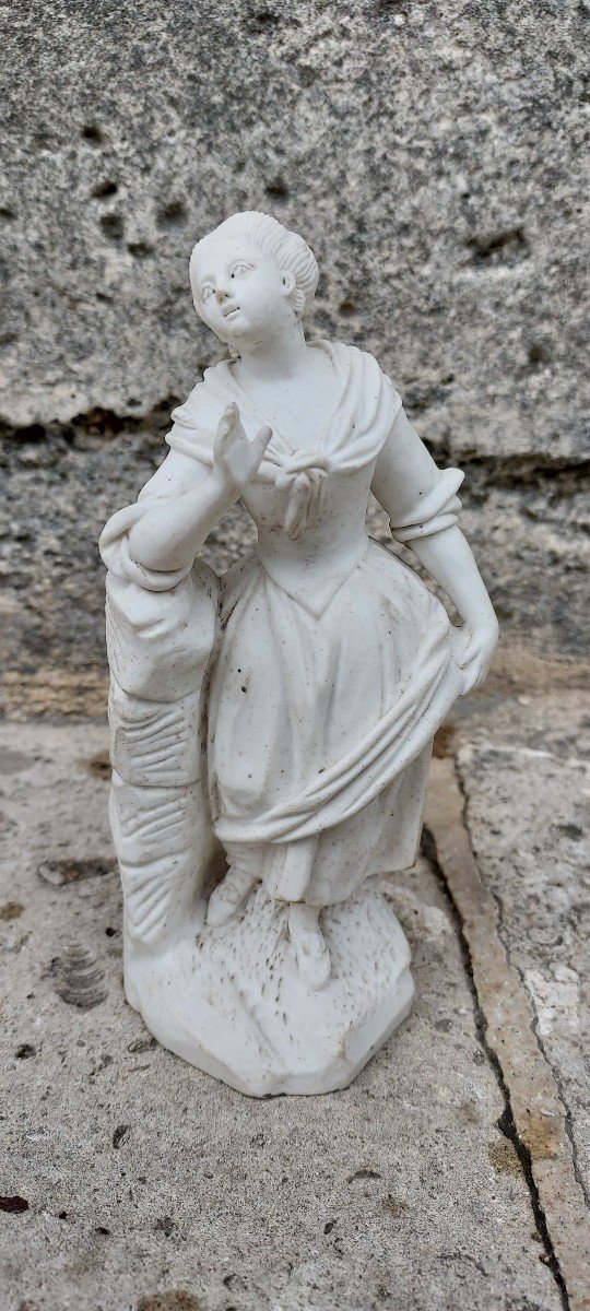 Petite Femme En Biscuit De Porcelaine France Fin XVIIIeme Siècle