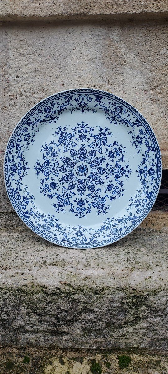 Tres Beau Et Grand Plat En Faience De Rouen Vers 1700.