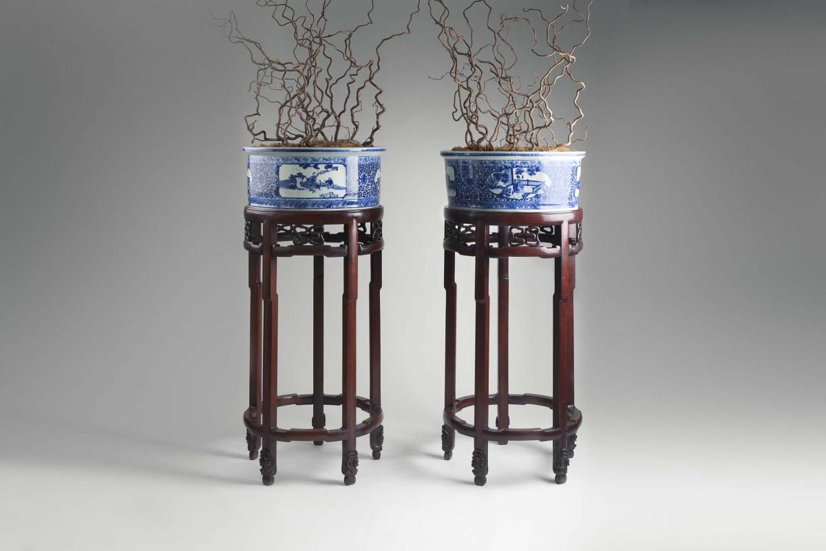 Deux grandes vasques en porcelaine de Chine. Vers 1900