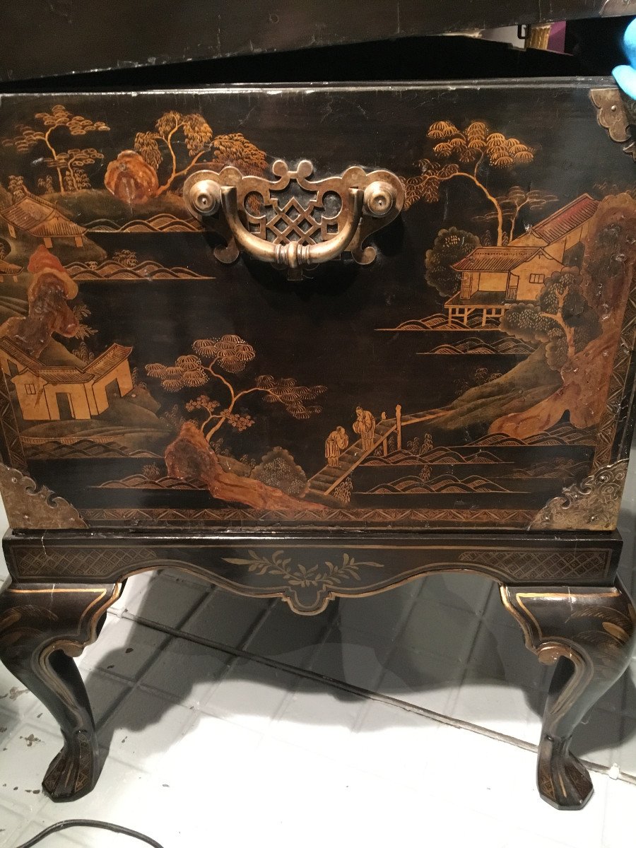 Coffre anglais en bois laqué  decoré avec chinoiseries de la fin du dixhuitieme siecle.-photo-7