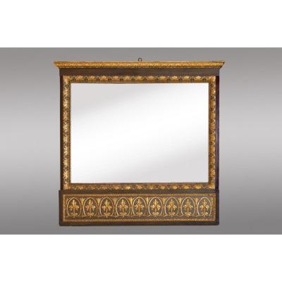 Miroir en bois sculpté peint et doré de style neoclassique. 