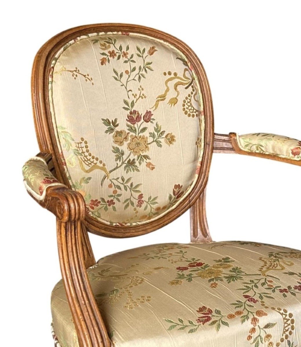 Paire De Fauteuils Cabriolets Louis XVI En Soie