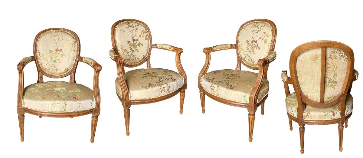 Suite De Quatre Fauteuils Cabriolets Louis XVI En Soie