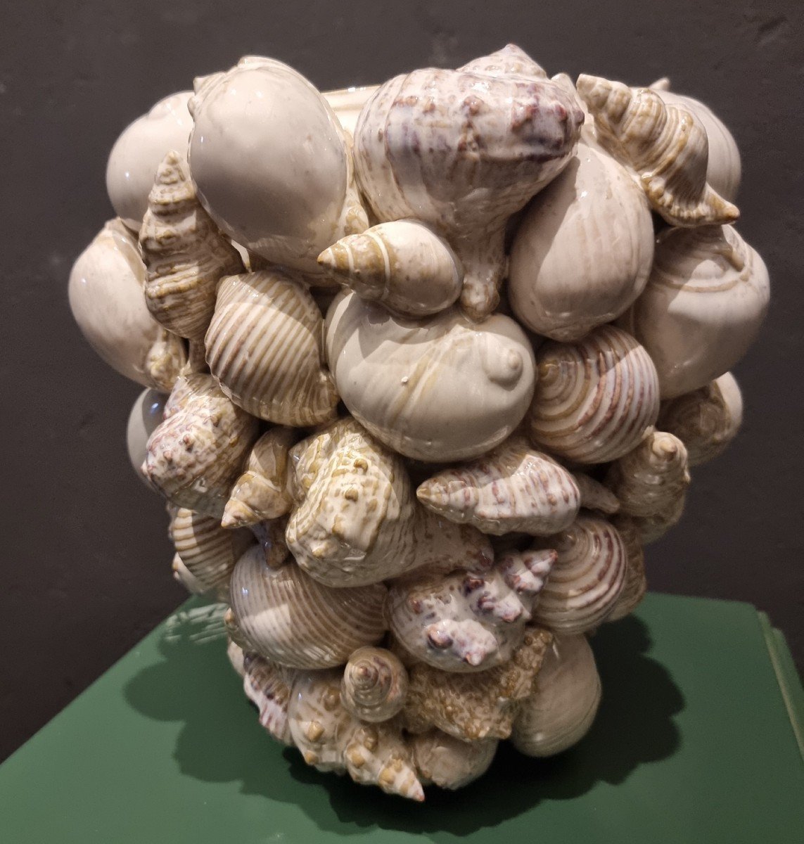 Vase En Céramique Avec Coquillages De Villa Sur La Côte Amalfitaine