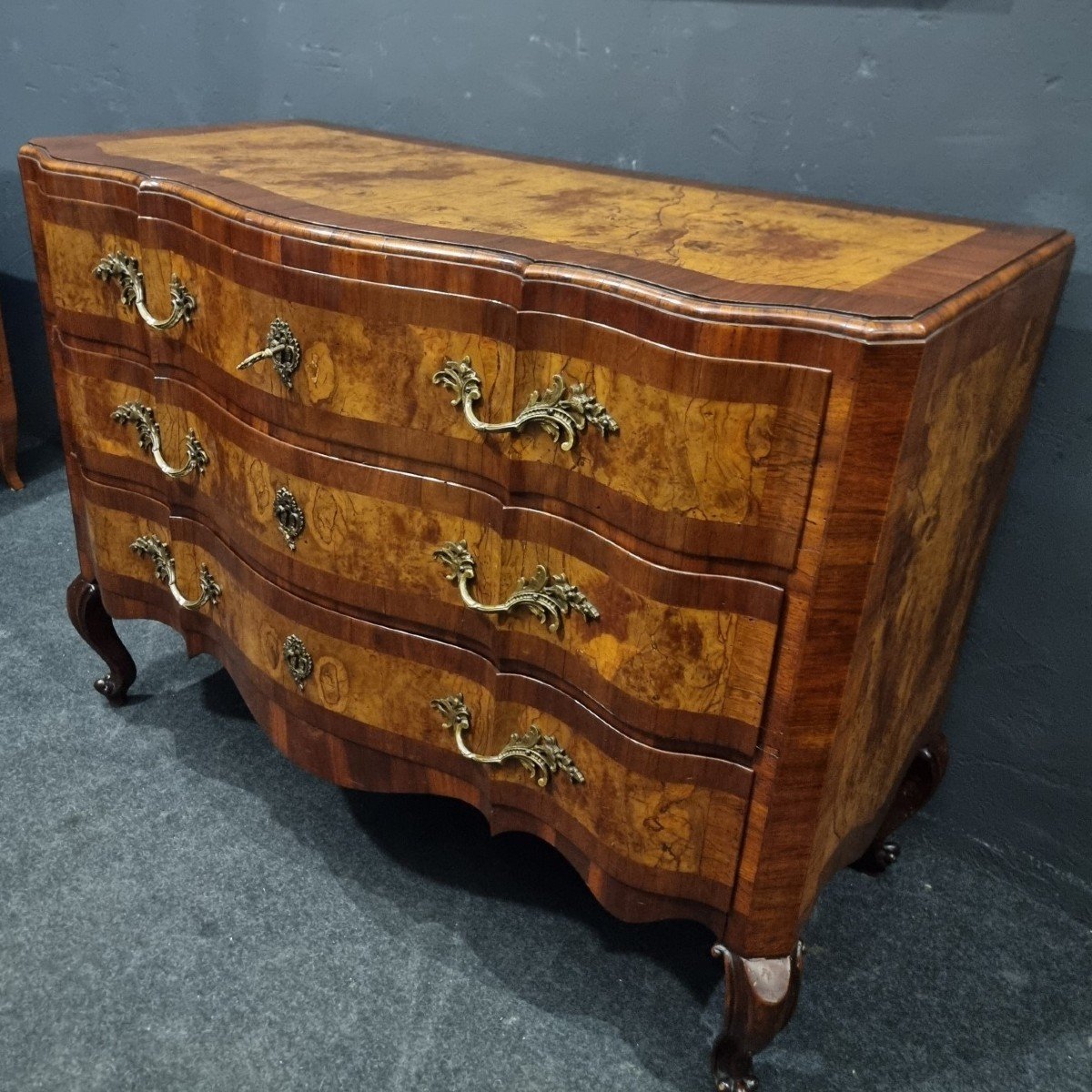 Elegant 18th-century Emiliana Chest Of Drawers In Walnut And Olive Wood-photo-2