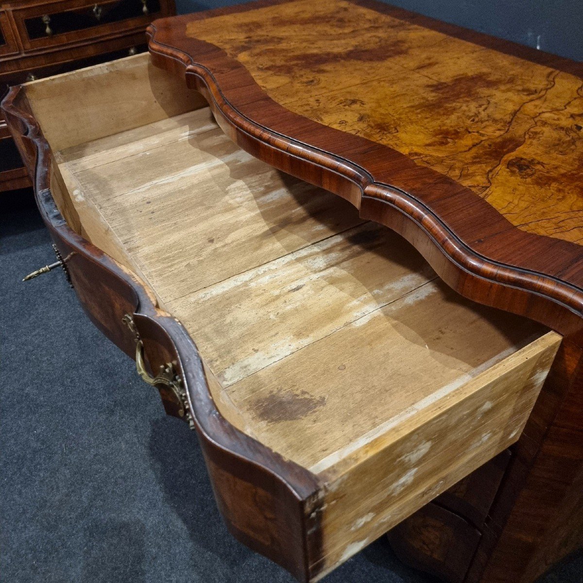 Elegant 18th-century Emiliana Chest Of Drawers In Walnut And Olive Wood-photo-3