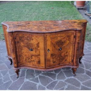 Raffinée Commode En Racine De Noyer Du XIXe Siècle Provenant D’un Palais Vénitien