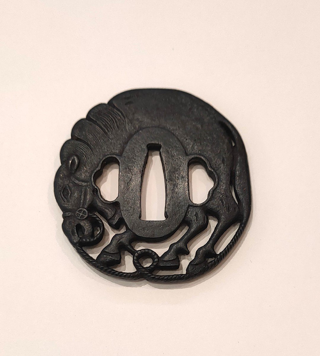 Tsuba En Fer Kawari gata Représentant Un Cheval Paissant. Armes, Sabre. Japon Edo-photo-2