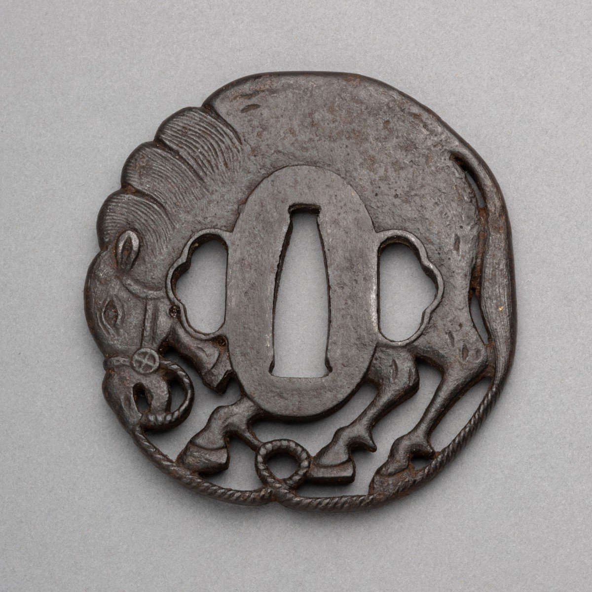 Tsuba En Fer Kawari gata Représentant Un Cheval Paissant. Armes, Sabre. Japon Edo