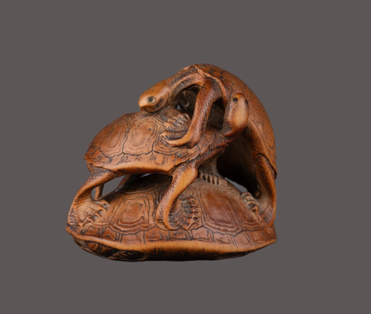 Netsuke – Tortues Par Komin. Un Groupe De 3 Tortues En Bois Sculpté, Japon Edo