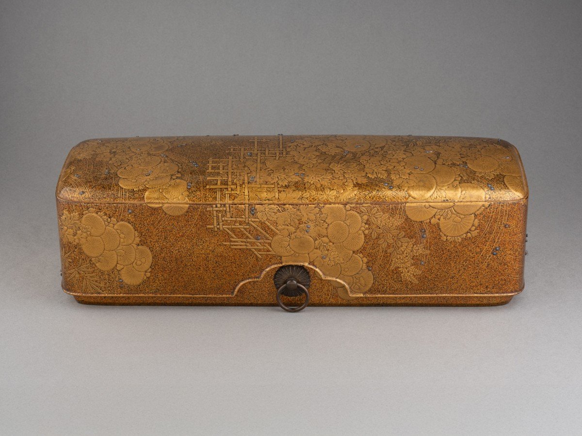 Fumibako - Urushi Gold Lacquer Box. Chrysanthemums. Japan Edo 18th Century