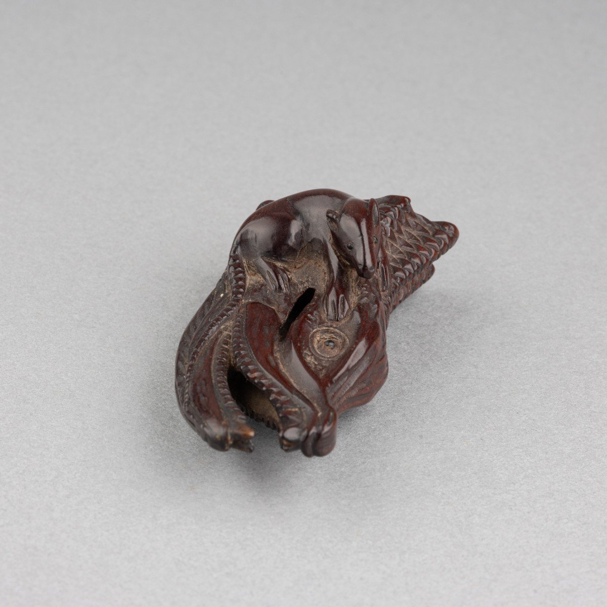 Netsuke – En Bois Sculpté, Représentant Un Rat Grimpant Sur Une Tête De Saumon Séché. Japon Edo-photo-4