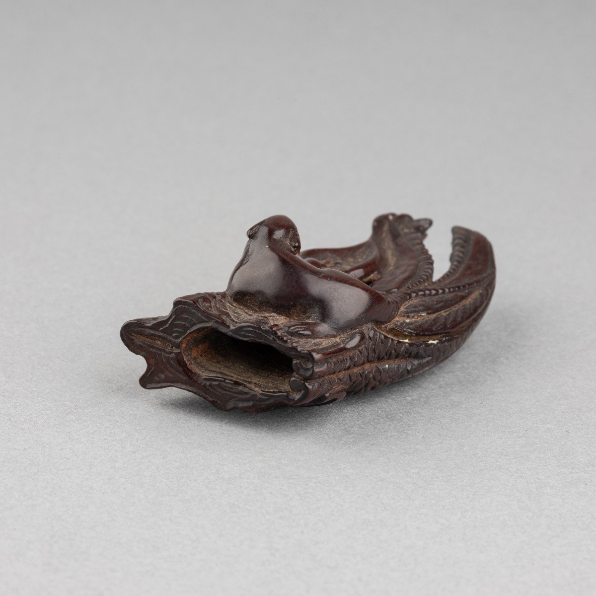 Netsuke – En Bois Sculpté, Représentant Un Rat Grimpant Sur Une Tête De Saumon Séché. Japon Edo-photo-3