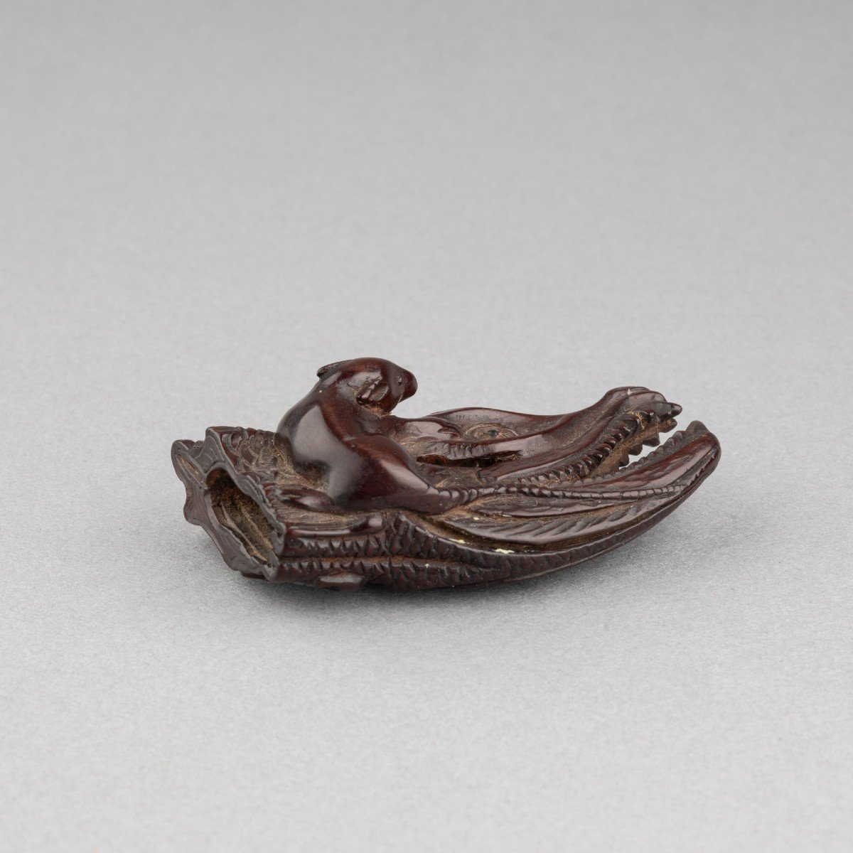 Netsuke – En Bois Sculpté, Représentant Un Rat Grimpant Sur Une Tête De Saumon Séché. Japon Edo-photo-4