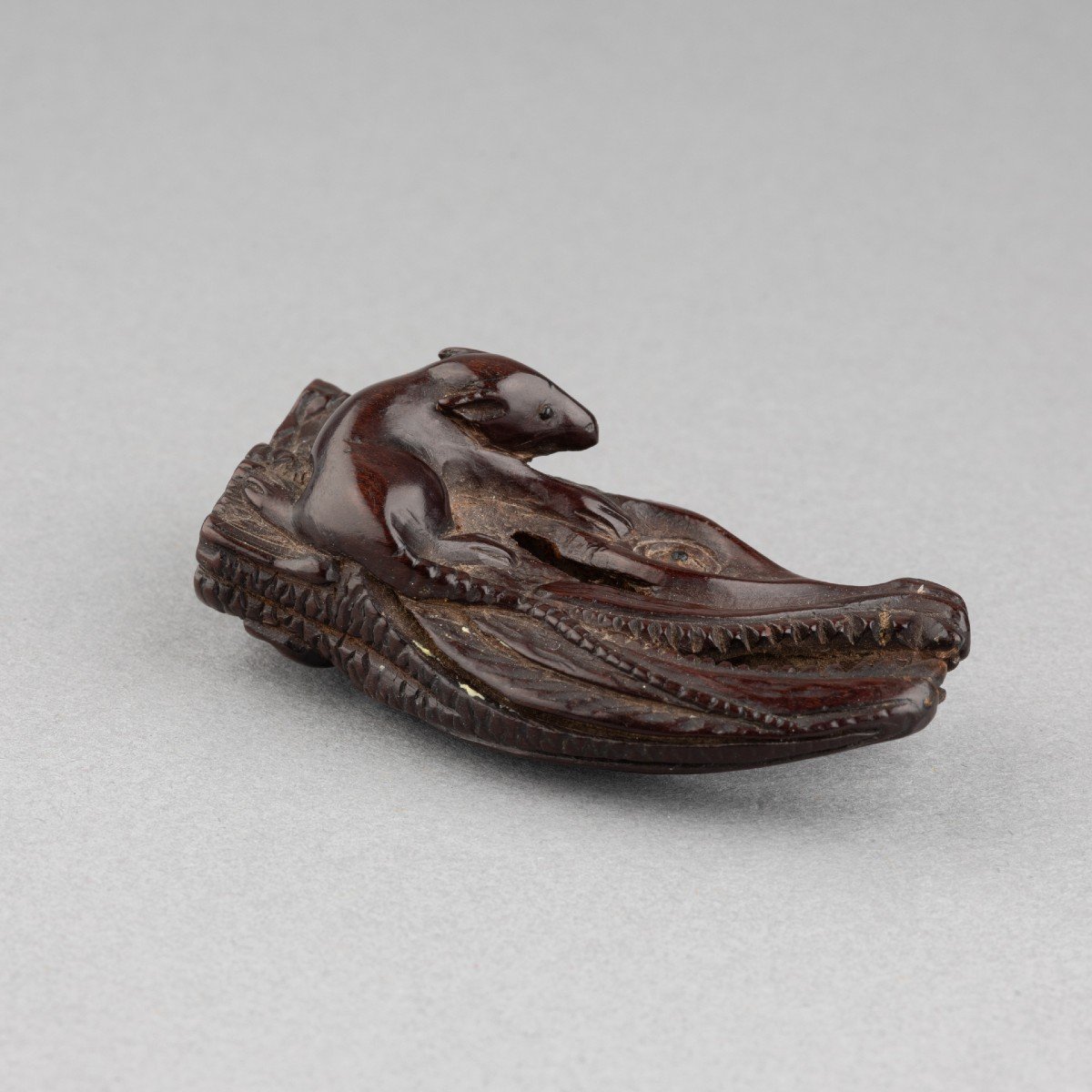 Netsuke – En Bois Sculpté, Représentant Un Rat Grimpant Sur Une Tête De Saumon Séché. Japon Edo-photo-5