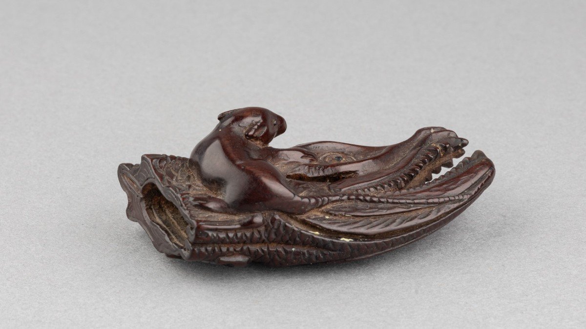 Netsuke – En Bois Sculpté, Représentant Un Rat Grimpant Sur Une Tête De Saumon Séché. Japon Edo