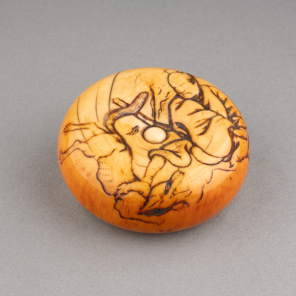 Netsuke – Grand Modèle De Type Manju En Ivoire Tame-tomo Et Le Loup. Japon Edo, 19e Siècle-photo-3