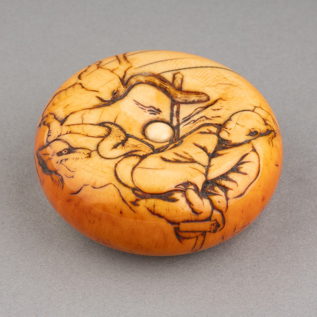 Netsuke – Grand Modèle De Type Manju En Ivoire Tame-tomo Et Le Loup. Japon Edo, 19e Siècle-photo-3