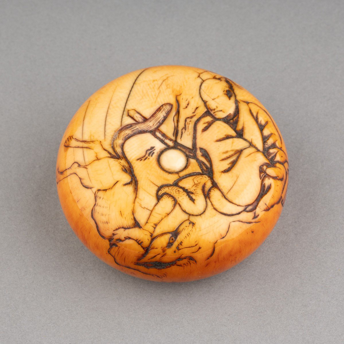 Netsuke – Grand Modèle De Type Manju En Ivoire Tame-tomo Et Le Loup. Japon Edo, 19e Siècle