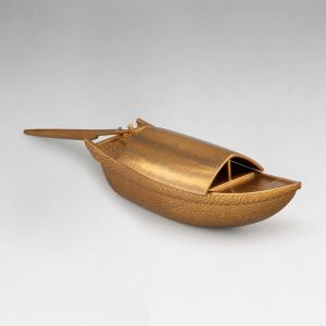 Kobako – Rare Model In The Shape Of A Boat In Gold Lacquer. Japan Edo