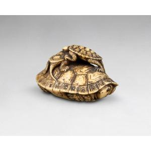 Netsuke En Ivoire Représentant Trois Tortues. Japon Edo, 19e Siècle