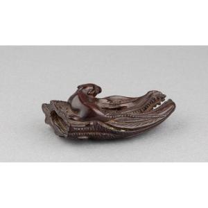 Netsuke – En Bois Sculpté, Représentant Un Rat Grimpant Sur Une Tête De Saumon Séché. Japon Edo