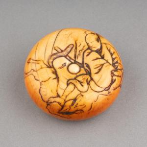 Netsuke – Grand Modèle De Type Manju En Ivoire Tame-tomo Et Le Loup. Japon Edo, 19e Siècle