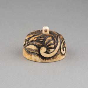 Netsuke En Corne De Cerf, Formant Cendrier. Japon fin Edo, 19e Siècle