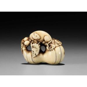 Netsuke - Rongeur Sur Une Calebasse En Ivoire. Japon Edo, 18e Siècle