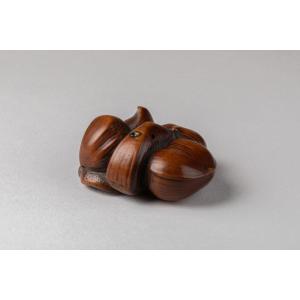 Netsuke - Group Of Contiguous Chestnuts In Carved Boxwood