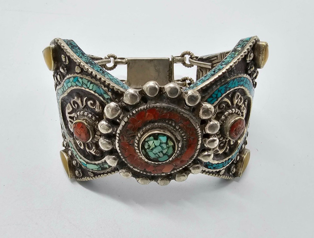 Ancien Bracelet Tibétain En Argent Décor Turquoise Corail Rouge Et Jaune 