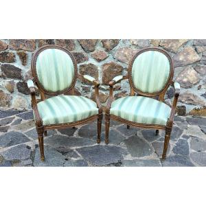 Paire De Fauteuils De Style Louis XVI En Noyer Sculpté Et Tapissé