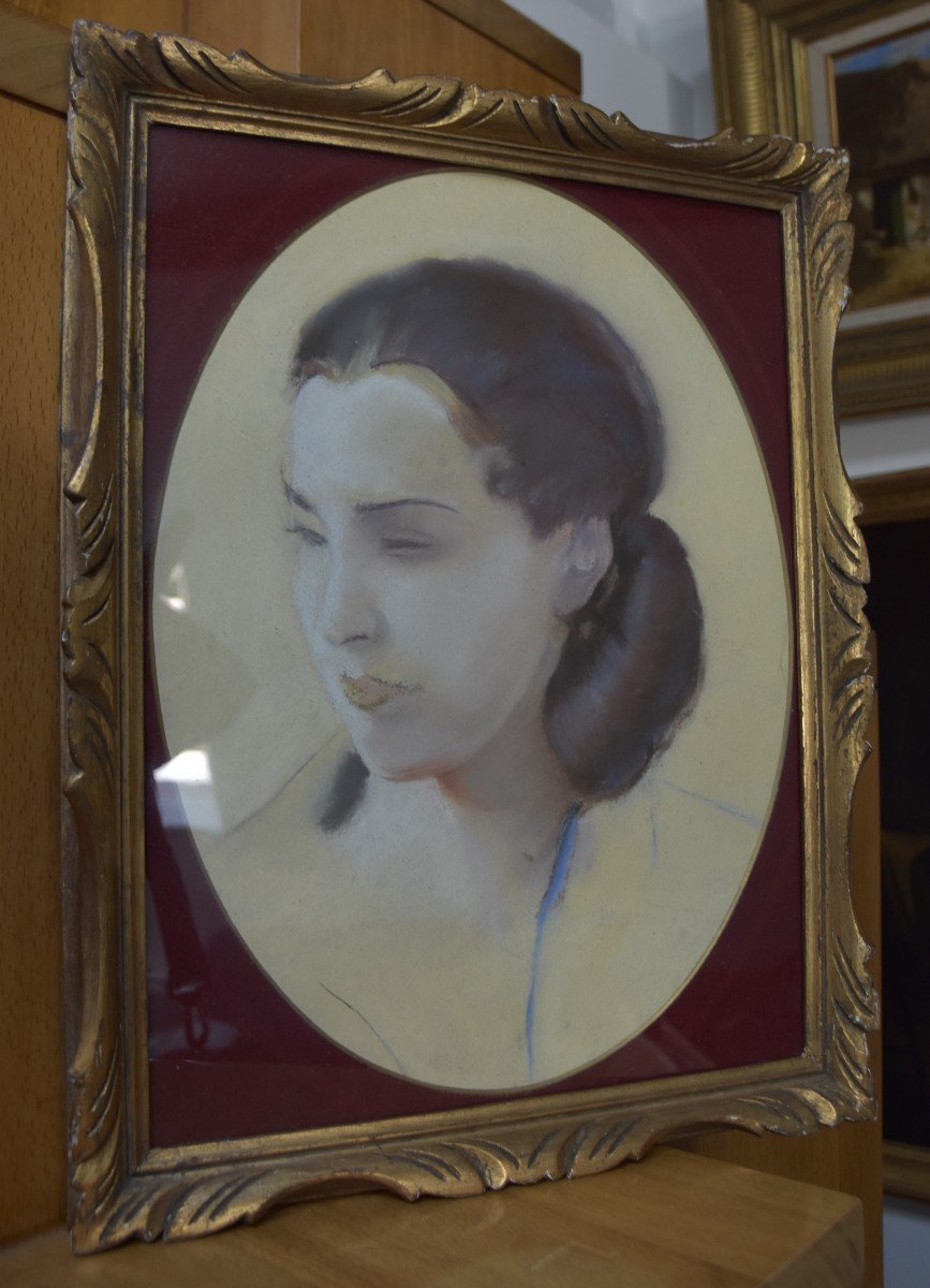 Lucien-Victor Guirand de Scevola (1871-1950) Portrait d'une jeune femme, 1928 pastel,  ovale -photo-4