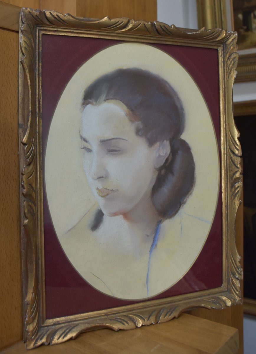 Lucien-Victor Guirand de Scevola (1871-1950) Portrait d'une jeune femme, 1928 pastel,  ovale -photo-5