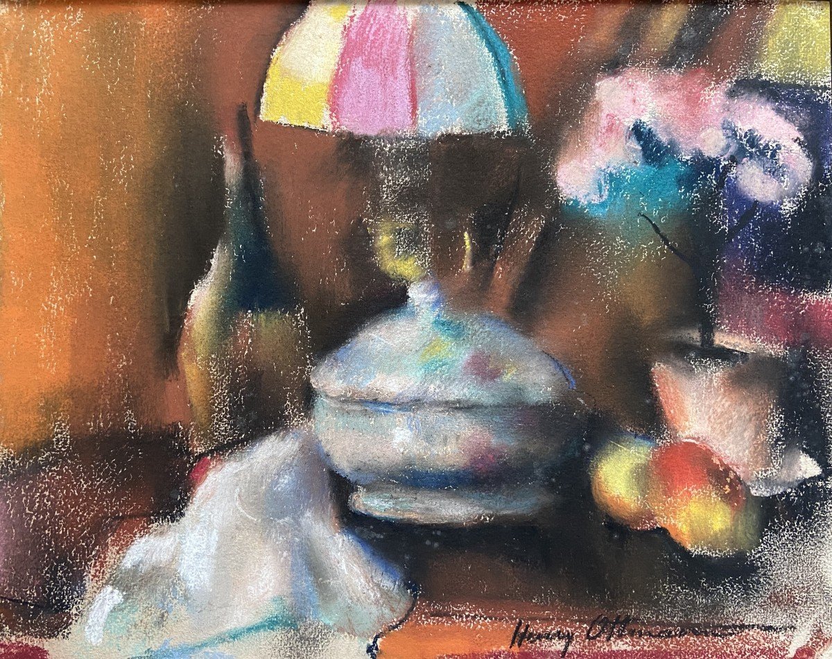 Henry Ottmann (1877-1927)   Nature morte à la lampe, pastel signé