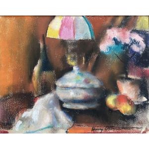 Henry Ottmann (1877-1927)   Nature morte à la lampe, pastel signé